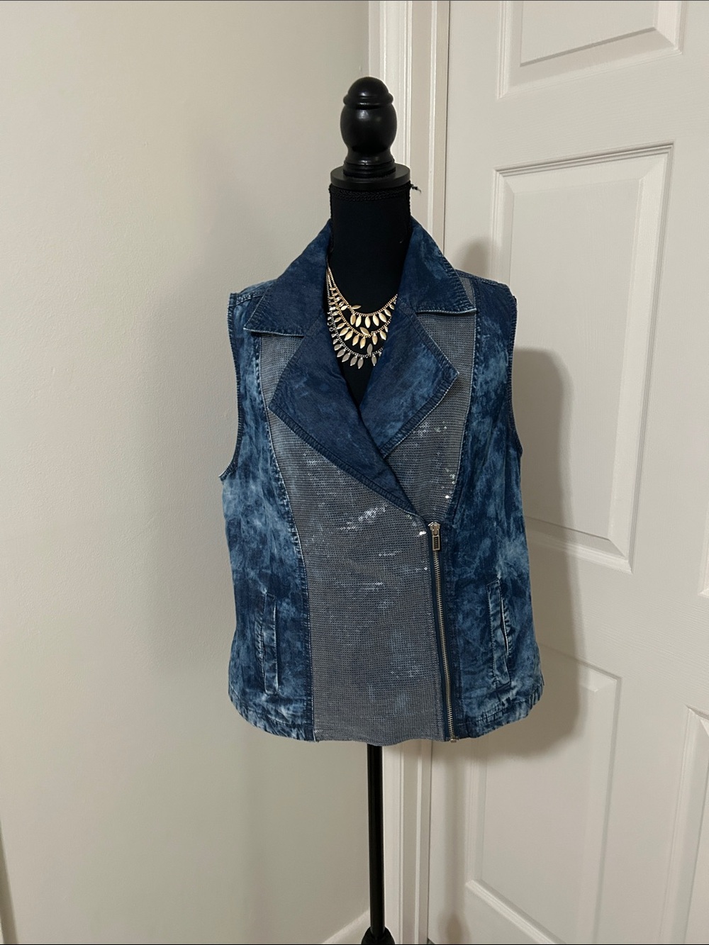 Chico's Size 2 (regular L) Denim-Blue Sleeveless Sequin-Front Vest